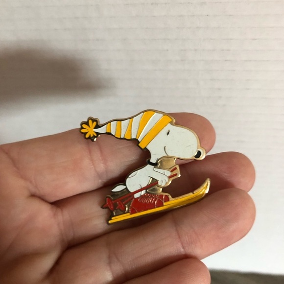 Vtg 1972 Snoopy Skiing Enamel Pin - Picture 10 of 11